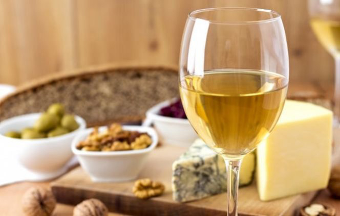 Стоматологи объяснили, почему к белому вину стоит подавать сыр