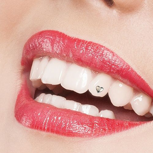 Стразы на зубах - тенденция 21 века